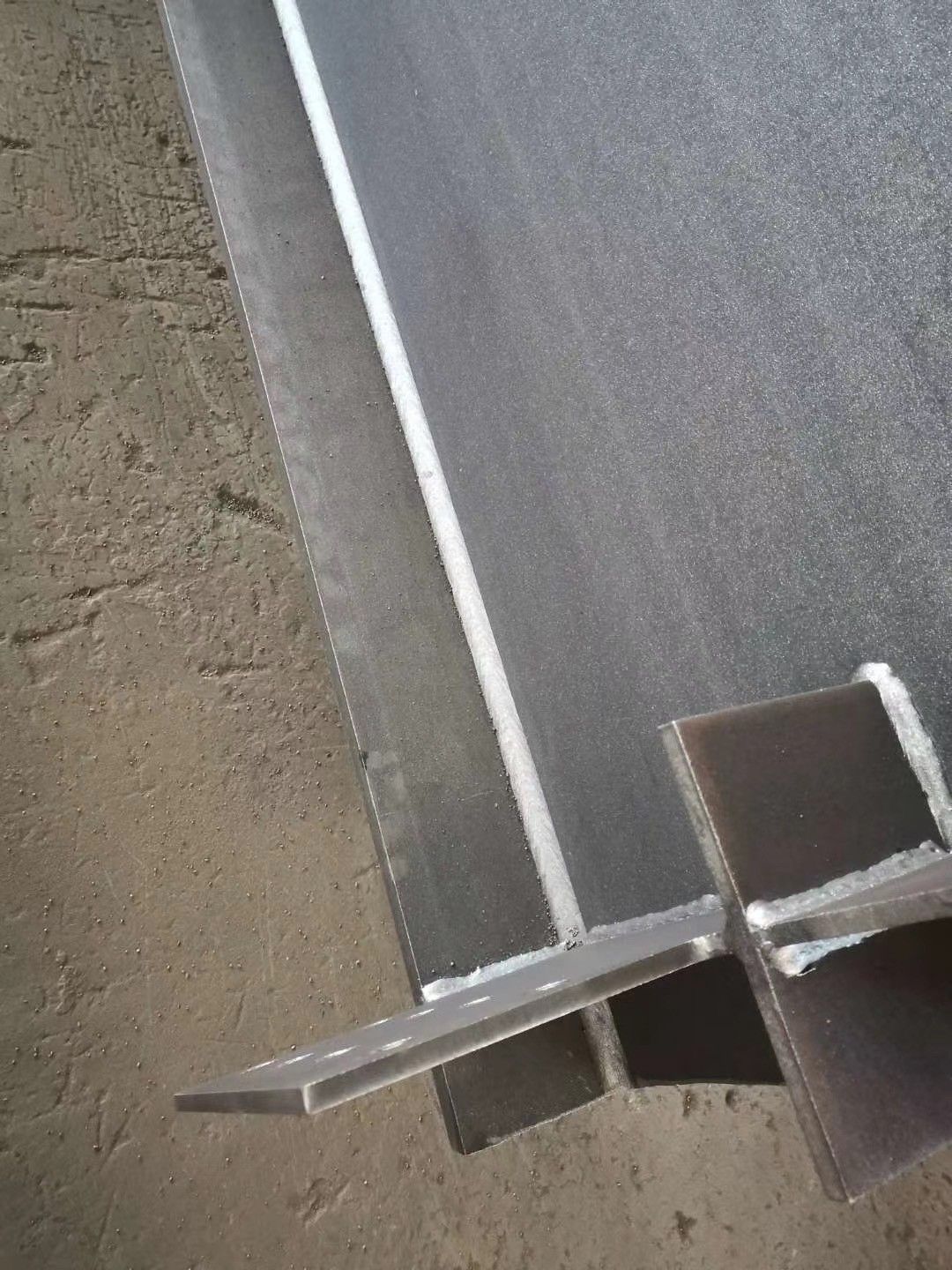 High-precision steel structure welding detail showing perfect seam integrity with 0.01mm tolerance